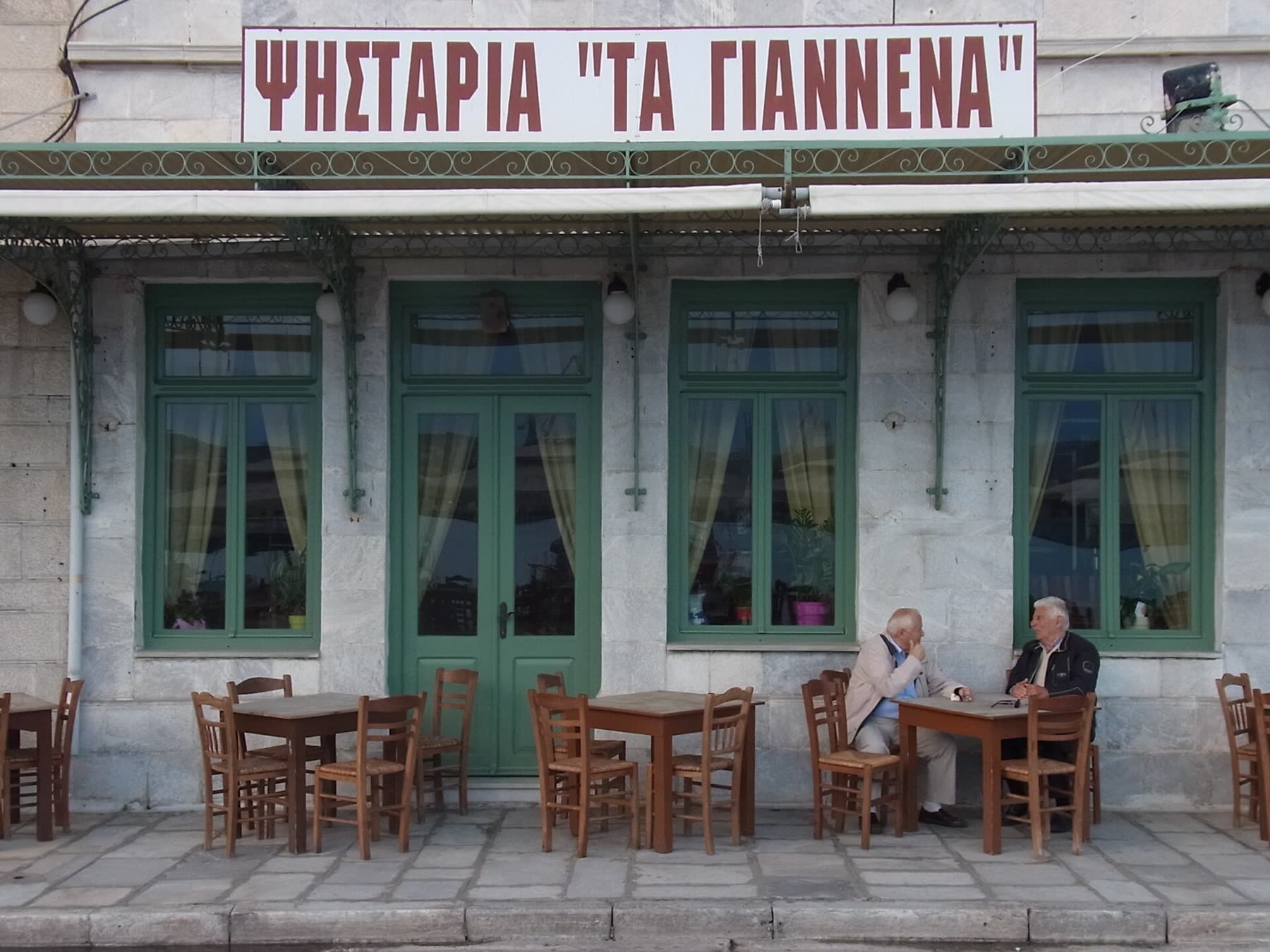 Café- und Tavernentische vor neoklassizistischen Häusern in Ermoupoli
