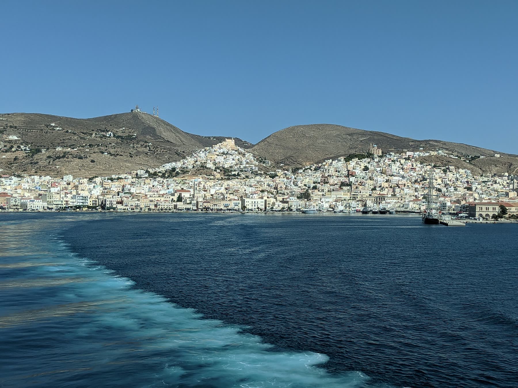 Hafen und Uferpromenade von Ermoupoli auf Syros